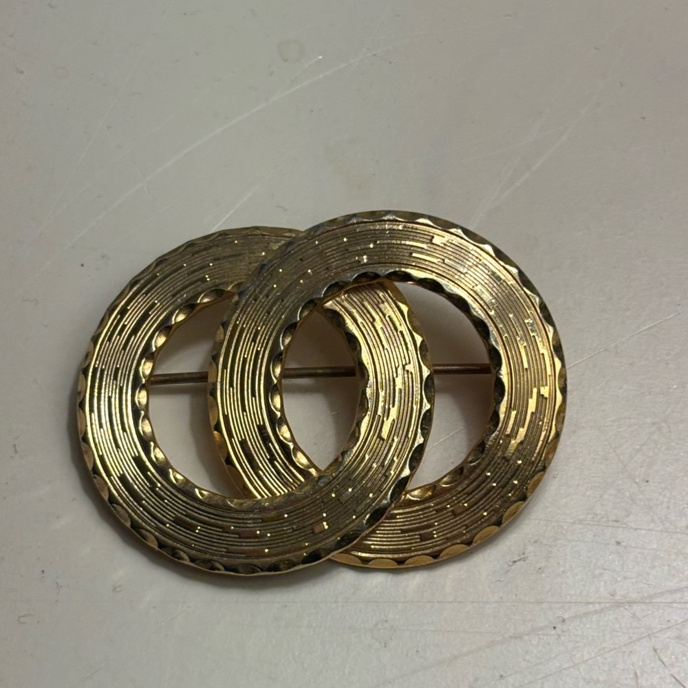 Vintage 70s Gold Tone Double Ring Brooch ✨ Textured Statement Pin - Picture 5 of 6